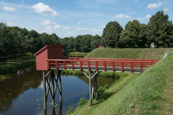 Altes Badezimmer über einem Wassergraben — Stockfoto