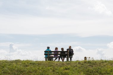 Dike üzerinde oturan aile