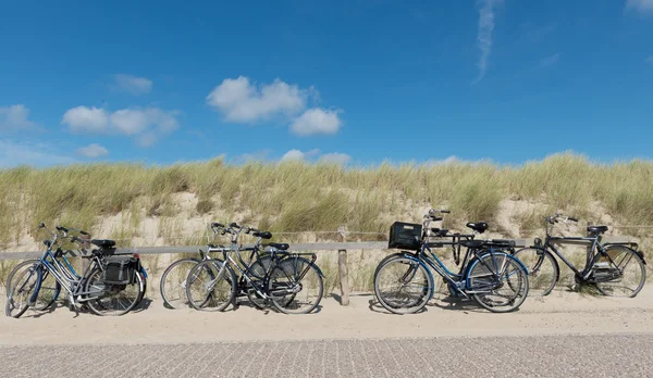 Biciclette in spiaggia — Foto Stock