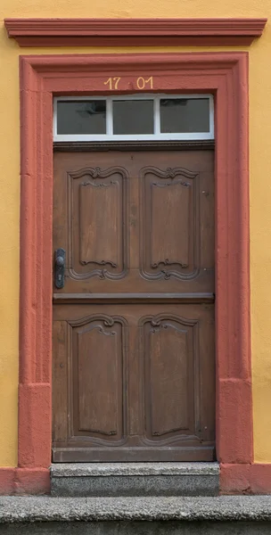 Красная и желтая двери — стоковое фото
