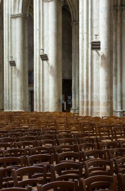 Kilisede sandalyeler