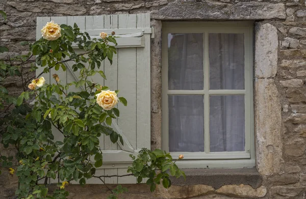 Ventana Pequeña Con Obturador Rosas Amarillas Francia —  Fotos de Stock