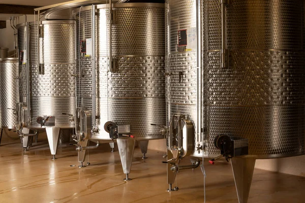 フランス ムールソー 2020年7月2日 ドメーヌ ロピトー フレール ムルソー ブルゴーニュ フランスの地下室のステンレス製ワイン樽 — ストック写真