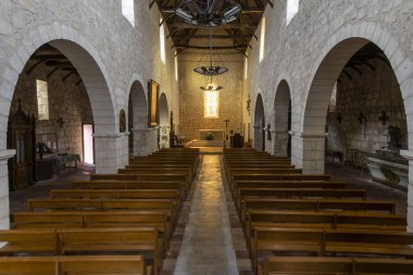 Aubeterre-sur-Drone, Fransa - 12 Haziran 2022: Fransa 'nın Aubeterre-sur-Drone kentindeki Saint-Jacques kilisesinin iç mimarisi, Plus Beaux Villages de France.