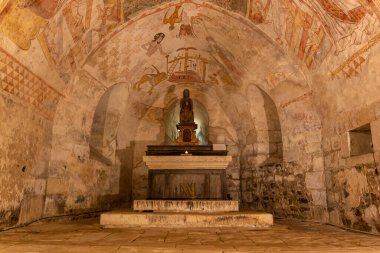 Gargilesse-Dampierre, Fransa - 14 Haziran 2022: 12. yüzyılda Maria 'nın ahşap heykeli ve Notre-Dame' ın kriptindeki küçük Gargilesse köyü, Plus Beaux Villages de France.