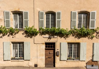 Saint-Benoit-du-Sault, Fransa - 14 Haziran 2022: Saint-Benoit-du-Sault 'da kepenkleri ve ahşap kapılı eski bir ev..