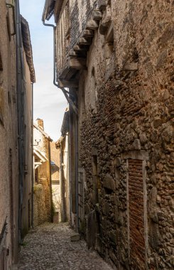 Saint-Benoit-du-Sault, Fransa - 14 Haziran 2022: Saint-Benoit-du-Sault 'da panjurlu küçük sokak evi ve ahşap kapı,' Plus Beaux Village de France 'den biri..