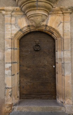 Saint-Benoit-du-Sault 'daki eski ahşap kapı, 