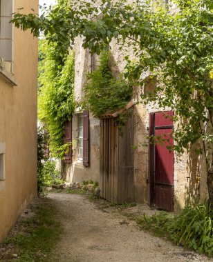 Saint-Jean-de-Cole köyünde kırmızı panjurlu küçük bir ev 'Artı Beaux Village de France'.