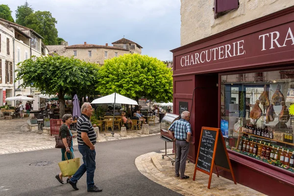 Aubeterre-sur-Drone, Fransa - 12 Haziran 2022: Fransa 'nın Aubeterre-sur-Drone şehrindeki Pazar ve Şarküteri.