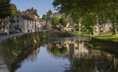 Segur-le-Chateau, Fransa - 13 Haziran 2022: Segur-le-Chateau köyü yakınlarında akan L 'Auvezere nehri' Les Plus Beaux Villages de France '.