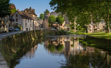 Segur-le-Chateau, Fransa - 13 Haziran 2022: Segur-le-Chateau köyü yakınlarında akan L 'Auvezere nehri' Les Plus Beaux Villages de France '.