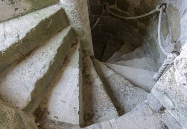 Yevre-le-Chatel, Fransa - 15 Haziran 2022 Yevre-le-Chatel Kalesi 'ndeki sarmal merdivenler,' Plus Beaux Villages de France 'den biri..