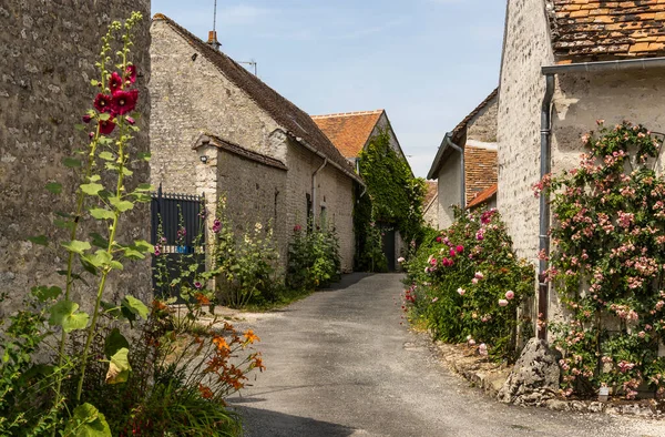 Straat Met Rozen Yevre Chatel Frankrijk Een Van Beaux Villages — Stockfoto