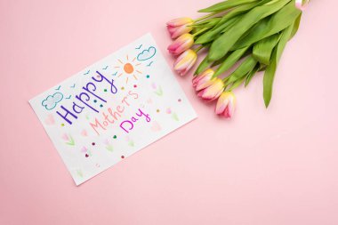 Anneler Günün kutlu olsun. Pembe laleli bahar tatili şablonu, pembe arka planda izole edilmiş tebrik kartı..