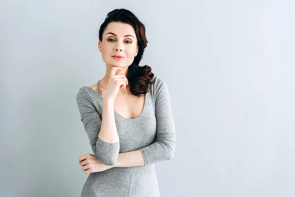 Foto Estudio Una Mujer Atractiva Tocándose Barbilla Mujer Segura Mirando — Foto de Stock