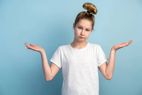 Förvirrad Flicka Tonåring Med Öppna Armar Blå Bakgrund Isolerad Blå — Stockfoto