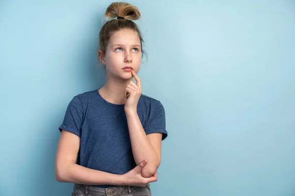 Linda Chica Adolescente Pensando Algo Sobre Fondo Pared Azul Chica —  Fotos de Stock