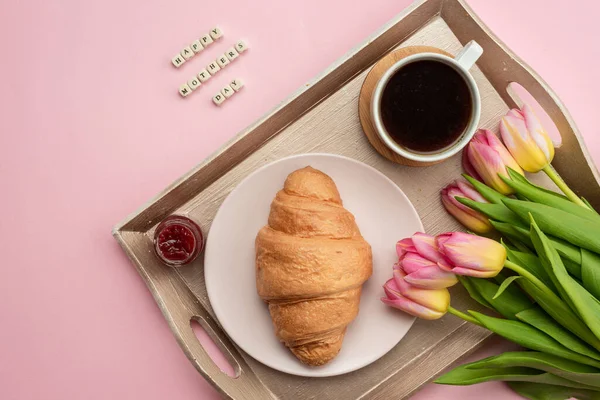 Ay çörekleriyle romantik kahvaltı, portakal suyu, pembe çiçekler, pembe arka planda reçel. Mesaj için yer. Mesaj için yer. Flatlay. Yemek reddediyor. Bahar kahvaltısı, anneler günü konsepti.