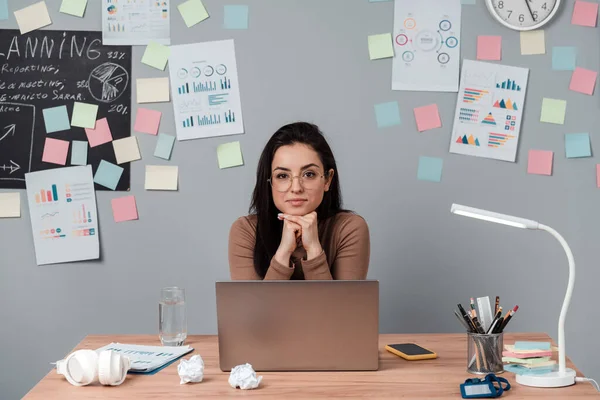 Morena Bonita Com Óculos Sentados Mesa Com Laptop Fundo Cinza — Fotografia de Stock