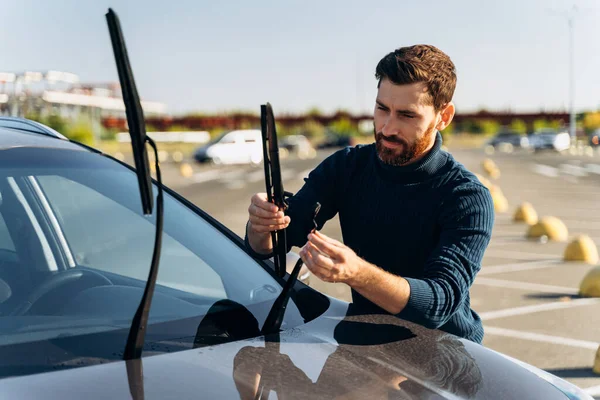 Man Changing Windscreen Wipers Car While Standing Street Male Replace — Stock Photo, Image