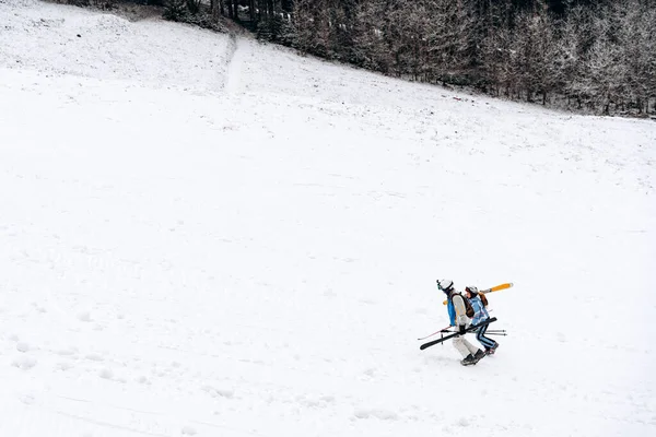 Güzel Kış Manzarasında Kros Kayağı Kayakçı Tepede Yürüyor Dağlarda Kayak — Stok fotoğraf