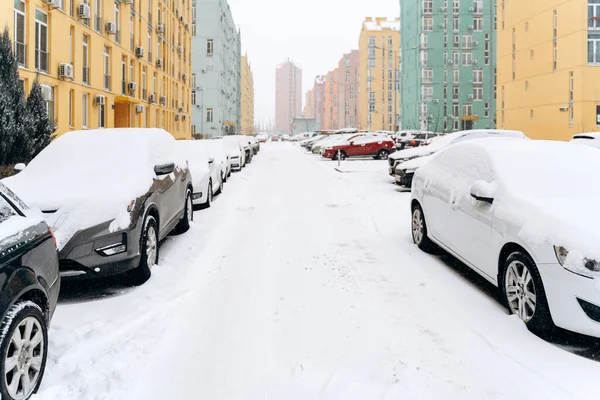Stadt Straße Von Schnee Nach Schneesturm Bedeckt Reihenweise Geparkte Autos — Stockfoto