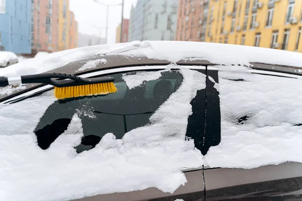 Beskuren Utsikt Över Den Parkerade Bilen Täckt Med Snö Efter — Stockfoto