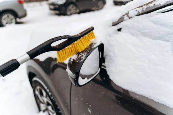 Närbild Den Oigenkännliga Personen Som Rengör Bilen Från Snön Med — Stockfoto