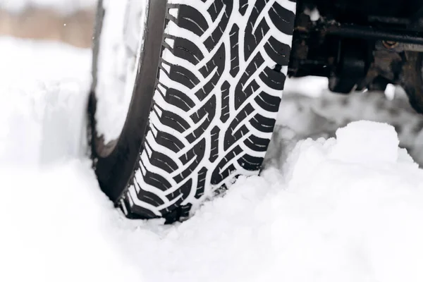 Kış Lastikleri Çok Soğuk Kışın Karla Kaplı Yolda Araba Lastiklerinin — Stok fotoğraf