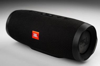 Kyiv, Ukrayna - 05 Şubat 2021: JBL Charge 3 bluetooth hoparlörü beyaz arkaplanda izole edildi. Resimli başyazı.