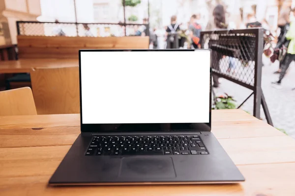 Caddedeki Bir Kafede Beyaz Dizüstü Bilgisayar Ekranı — Stok fotoğraf