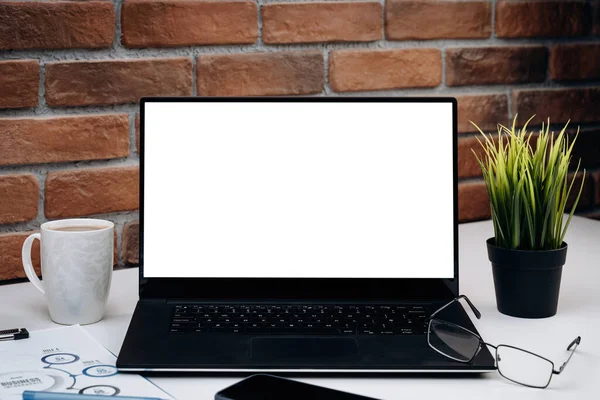 Schreibtisch Mit Leerem Bildschirm Laptop Weißer Computermonitor Auf Dem Arbeitstisch — Stockfoto