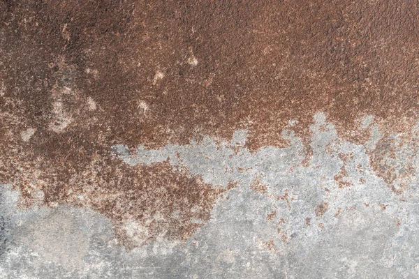 背景生锈 铁质褐色锈蚀 带有灰漆剥落和开裂纹理的锈蚀金属表面 — 图库照片