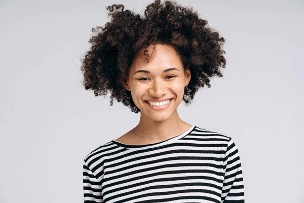 Porträtt Glada Multiracial Lockigt Flicka Avslappnade Kläder Uppriktigt Ler Mot — Stockfoto