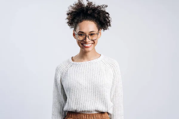 Retrato Mulher Sorridente Com Cabelo Ondulado Expressando Emoções Positivas Felicidade — Fotografia de Stock