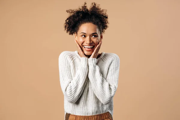 Wow Increíble Retrato Mujer Multirracial Emocionada Sorprendida Tocando Cara Sonriendo —  Fotos de Stock