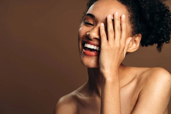 Olha Para Mim Retrato Mulher Multirracial Coquete Positivo Com Cabelo — Fotografia de Stock