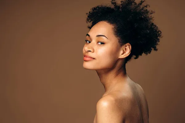 Mode Porträtt Den Vackra Multiracial Kvinna Med Naken Makeup Tittar — Stockfoto