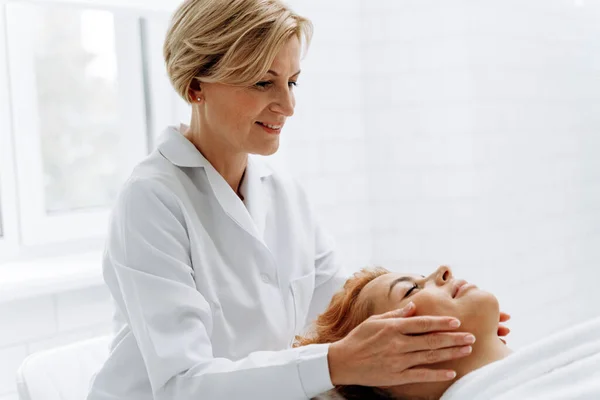 Primo Piano Massaggiatrice Mani Massaggiando Viso Femminile Donna Chiuso Gli — Foto Stock