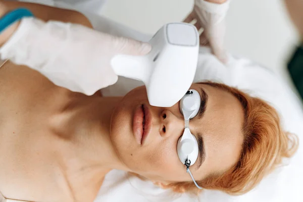 Zbliżenie Kobiecej Twarzy Laserowym Zabiegu Odmładzania Sprzęt Podnoszenia Rąk Kosmetyczki — Zdjęcie stockowe
