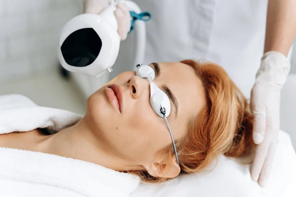 Donna Calma Positiva Occhiali Protettivi Sorridente Cosmetologo Durante Procedura Depilazione — Foto Stock