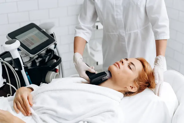 Primo Piano Mano Estetista Rimozione Dei Capelli Sul Viso Della — Foto Stock