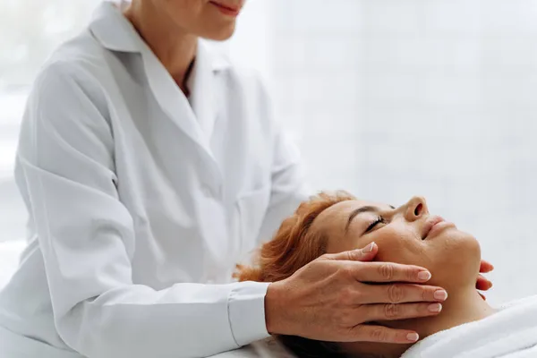 Vista Ritagliata Delle Mani Massaggiatrice Massaggio Viso Affascinante Signora Salone — Foto Stock