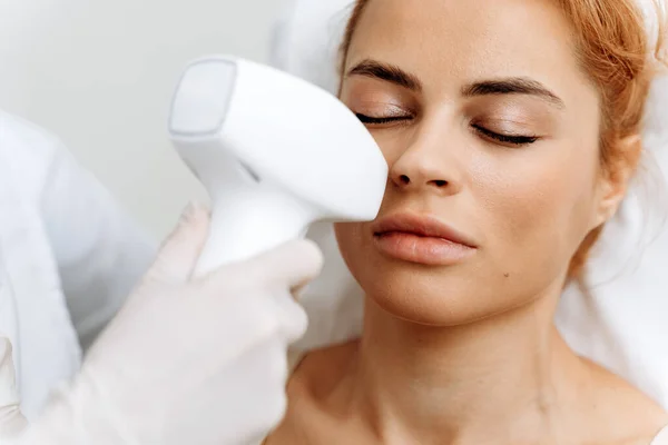Cosmetólogo Profesional Está Haciendo Cavitación Rejuvenecimiento Tratamiento Piel Ella Está — Foto de Stock