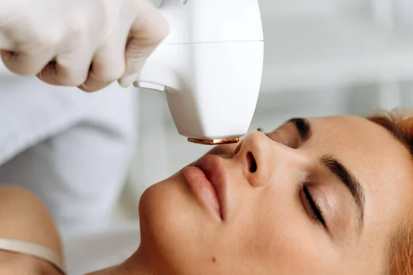 Primer Plano Retrato Chica Pelirroja Sonriendo Mientras Que Esteticista Guantes — Foto de Stock