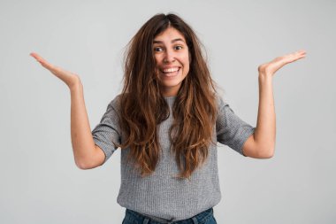 - Bilmiyorum. - Neden? Kafası karışmış güzel bir kız ayakta durup şüpheli bir suratla kameraya bakıyor. Beyaz arka planda izole edilmiş kapalı stüdyo görüntüleri. 