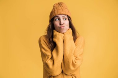 Çizgi roman yüz konsepti. Komik hippi kadın kameranın önünde poz verirken yüzünü çeviriyor. Stüdyo çekimi 