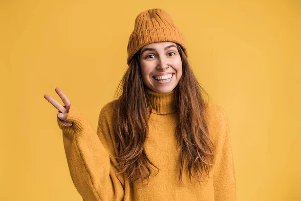 Mulher Amigável Feliz Olhando Para Câmera Com Sorriso Dente Mostrando — Fotografia de Stock