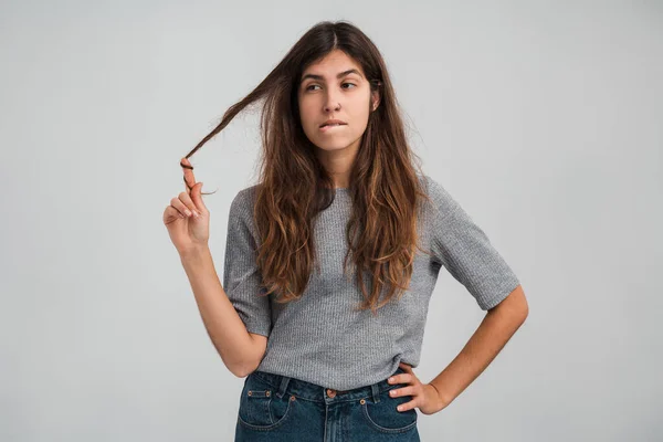 Hmm Moet Nadenken Jonge Vrouw Die Wegkijkt Haar Haar Naar — Stockfoto